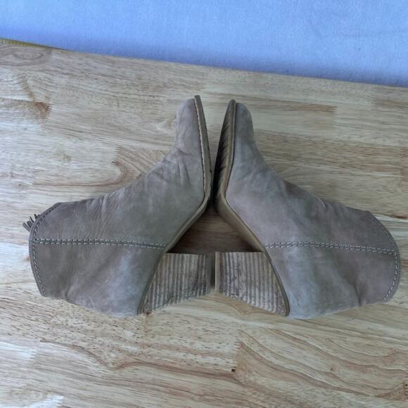 Stuart Weitzman Ankle Booties Womens 8:5 M Tan Nubuck Leather Tasseled Side Zip - Picture 7 of 13